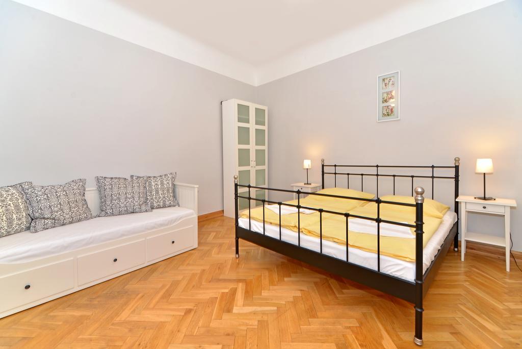 Historic Centre Apartments IV براغ الغرفة الصورة